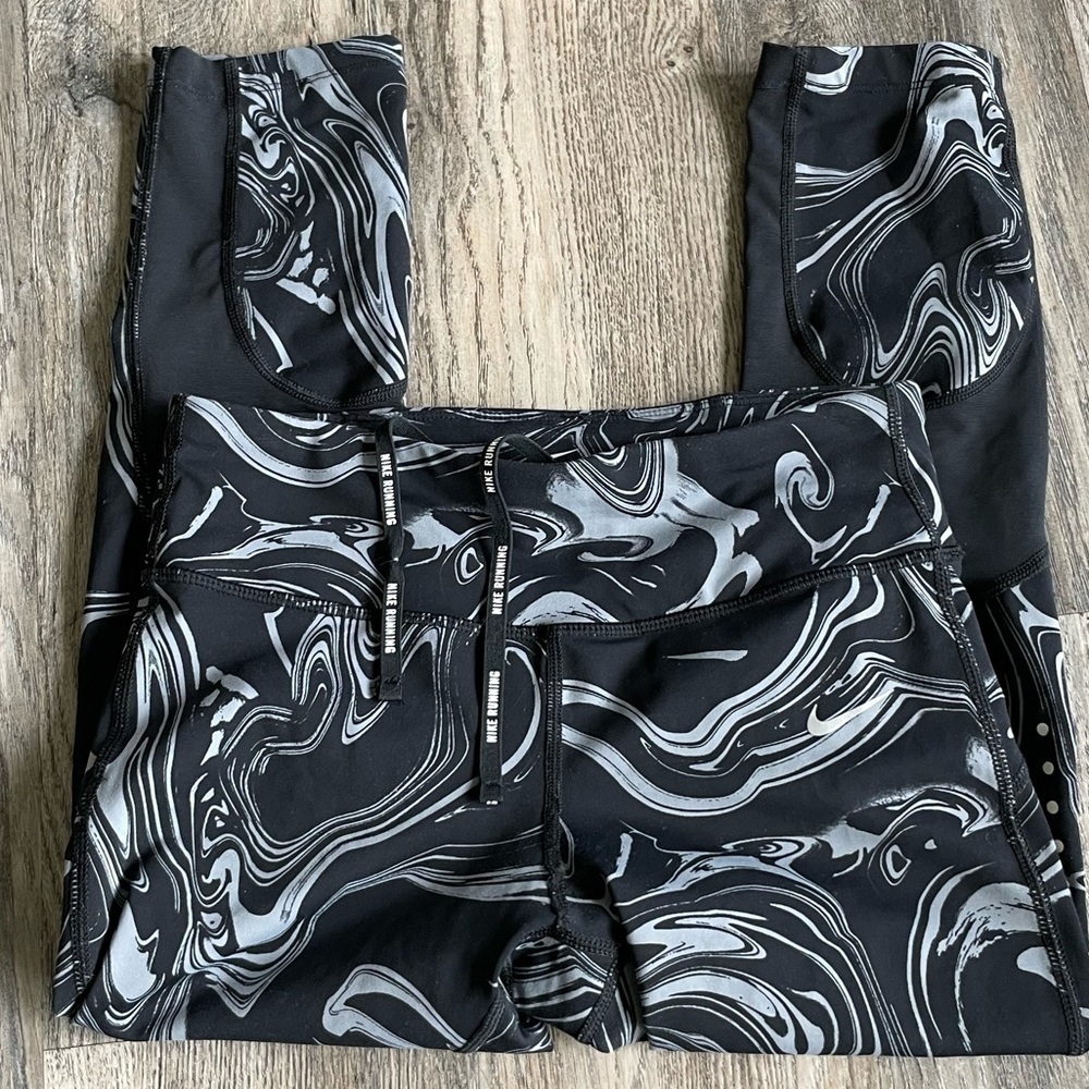 Nike Dri-Fit Women’s Black & Grey Cropped Leggings, size small